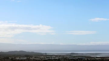 طقس الخليج المستقر.. مقارنة بين هدوء المنطقة وعواصف الولايات المتحدة الشديدة الراهنة